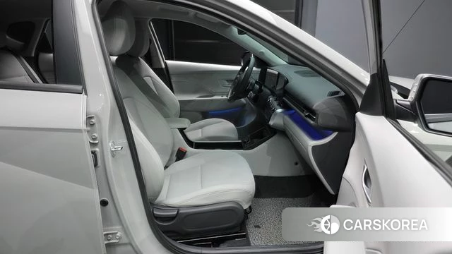 Hyundai Kona (SX2) 2024 Серебристо-серый из Кореи, фото 2