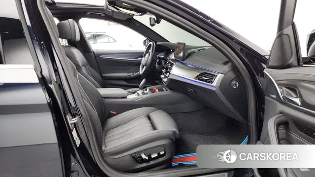 BMW 5 Series (G30) 2022 Черный из Кореи, фото 2