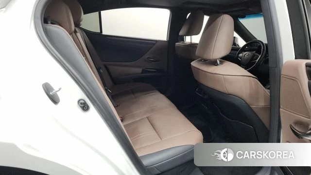 Lexus ES300h 7th generation 2022 Белый из Кореи, фото 2