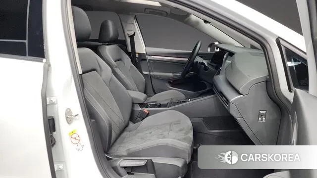 Volkswagen Golf 8th Generation 2022 Белый из Кореи, фото 2