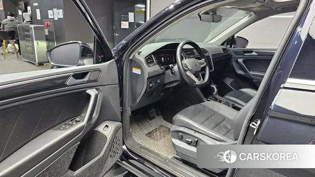 Volkswagen Tiguan second Generation 2022 Черный из Кореи, фото 2