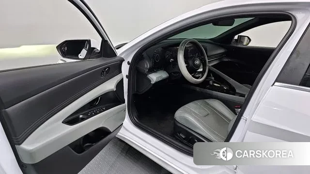 Hyundai The New Avante (CN7) 2023 Белый из Кореи, фото 2