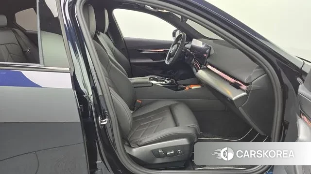 BMW 5 Series (G60) 2025 Черный из Кореи, фото 2