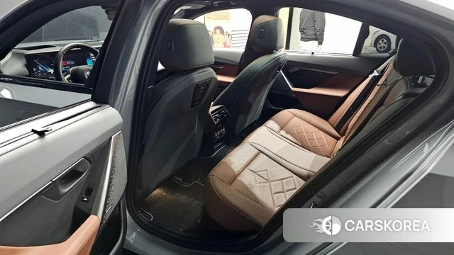 BMW 5 Series (G60) 2024 Серебристо-серый из Кореи, фото 2