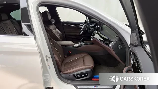 BMW 5 Series (G30) 2022 Белый из Кореи, фото 2