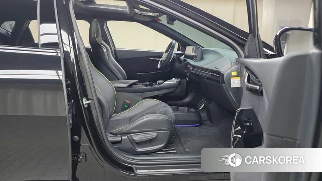 Kia EV6 2023 Черный из Кореи, фото 2