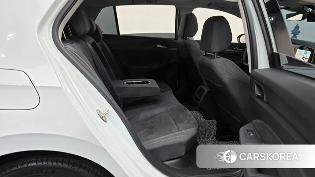 Volkswagen Golf 8th Generation 2023 Белый из Кореи, фото 2