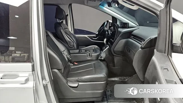 Hyundai Staria 2023 Серебряный из Кореи, фото 2