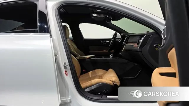 Volvo S60 3rd generation 2020 Белый из Кореи, фото 2