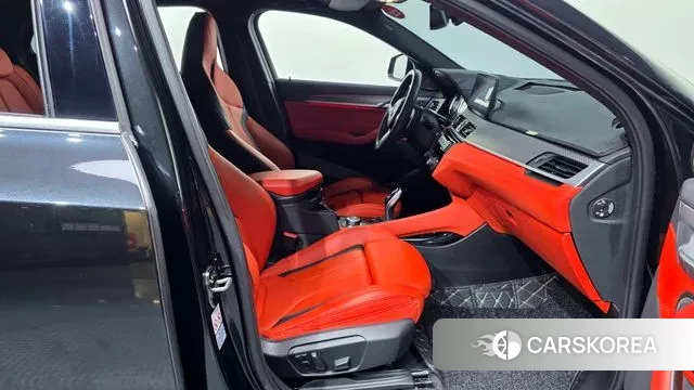 BMW X2 (F39) 2021 Черный из Кореи, фото 2