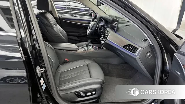 BMW 5 Series (G30) 2022 Черный из Кореи, фото 2