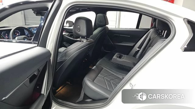 BMW 5 Series (G60) 2024 Белый из Кореи, фото 2