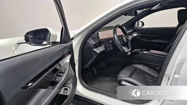 BMW 5 Series (G60) 2023 Белый из Кореи, фото 2