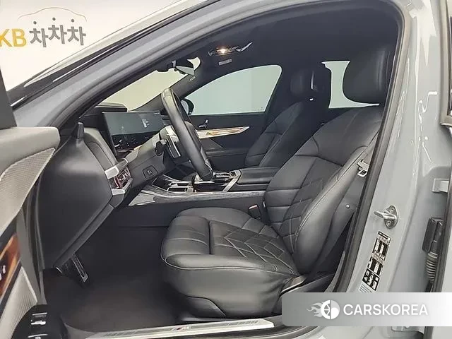 BMW 7 Series (G70) 2024 Серебряный двухцветный из Кореи, фото 2