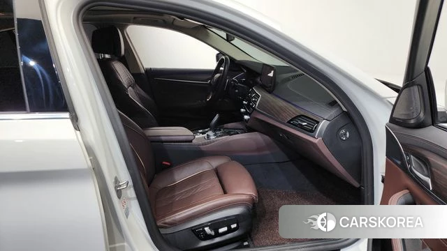 BMW 5 Series (G30) 2021 Белый из Кореи, фото 2