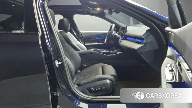 BMW 5 Series (G60) 2025 Черный из Кореи, фото 2