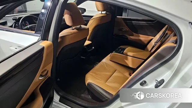 Lexus ES300h 7th generation 2019 Белый из Кореи, фото 2