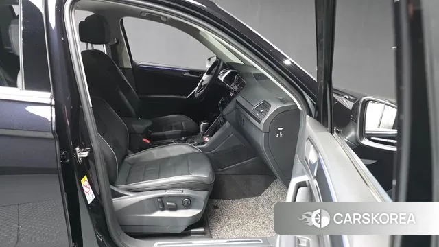 Volkswagen Tiguan second Generation 2023 Черный из Кореи, фото 2