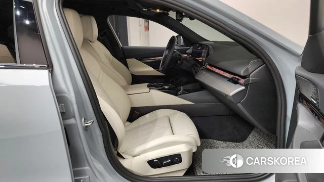 BMW 5 Series (G60) 2025 Светло-серебряный цвет из Кореи, фото 2