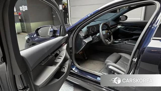 BMW 5 Series (G60) 2024 Черный из Кореи, фото 2