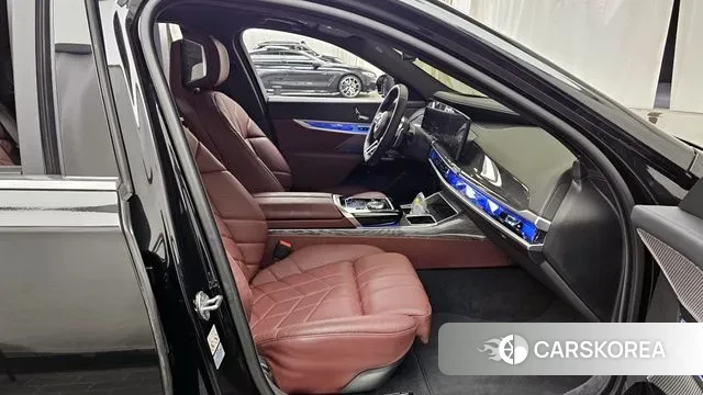 BMW 7 Series (G70) 2024 Черный из Кореи, фото 2