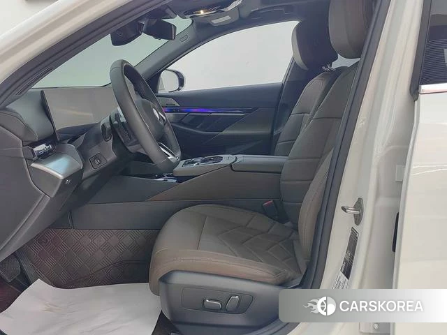 BMW 5 series 2025 Белый из Китая, фото 2