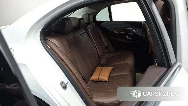 Mercedes-Benz E-Class W213 2018 Белый из Кореи, фото 2