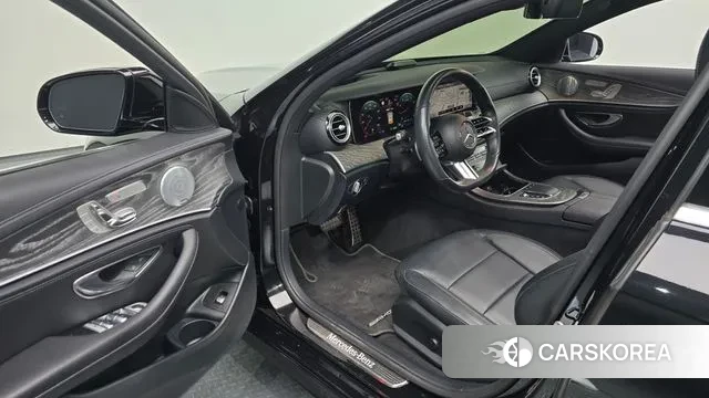 Mercedes-Benz E-Class W213 2021 Черный из Кореи, фото 2