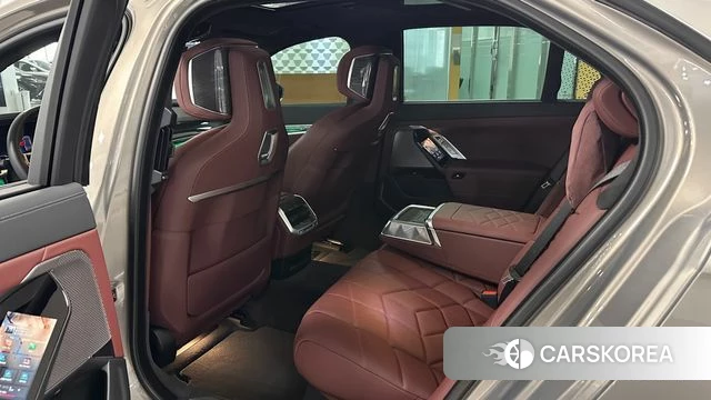 BMW 7 Series (G70) 2023 Песочный из Кореи, фото 2