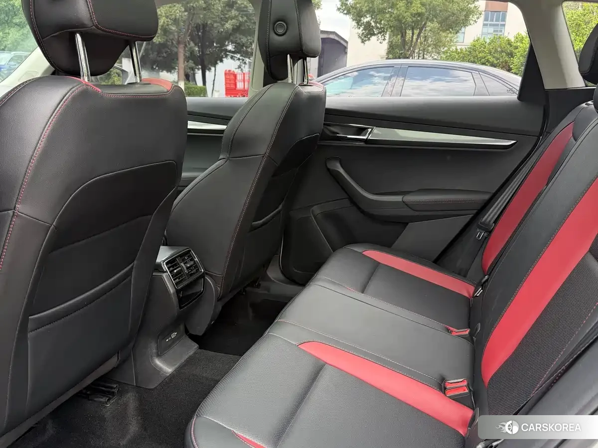 Skoda Karoq 2023 Белый из Китая, фото 2