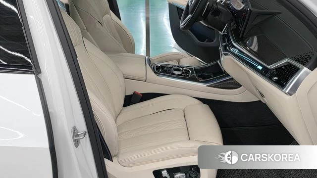 BMW X7 (G07) 2025 Белый из Кореи, фото 2