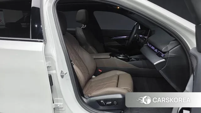 BMW 5 Series (G60) 2025 Белый из Кореи, фото 2