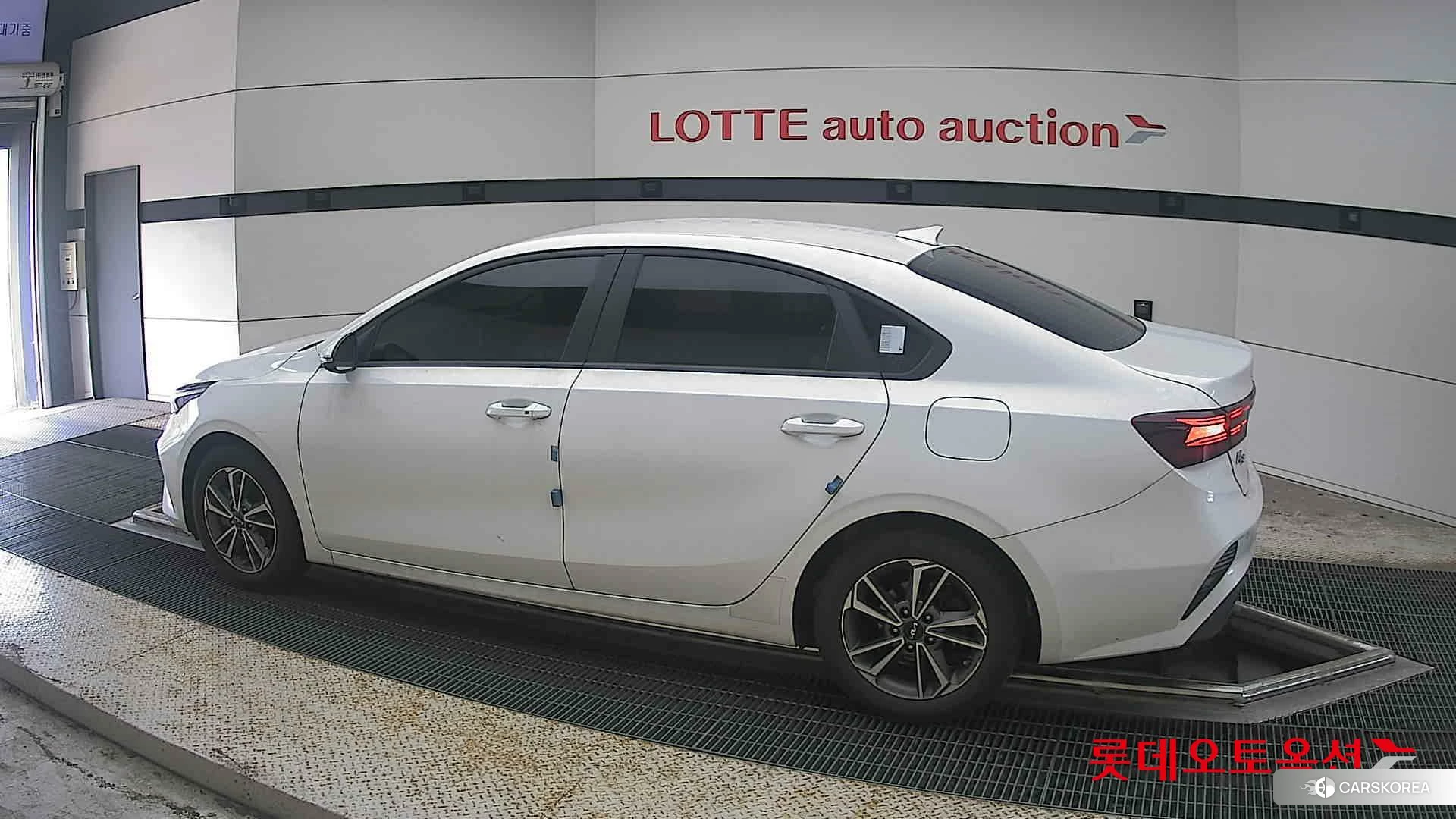 Kia K3 2022 Snow White Pearl из Кореи, фото 2