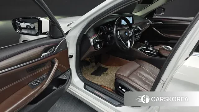 BMW 5 Series (G30) 2018 Белый из Кореи, фото 2