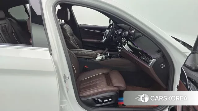 BMW 5 Series (G30) 2023 Белый из Кореи, фото 2