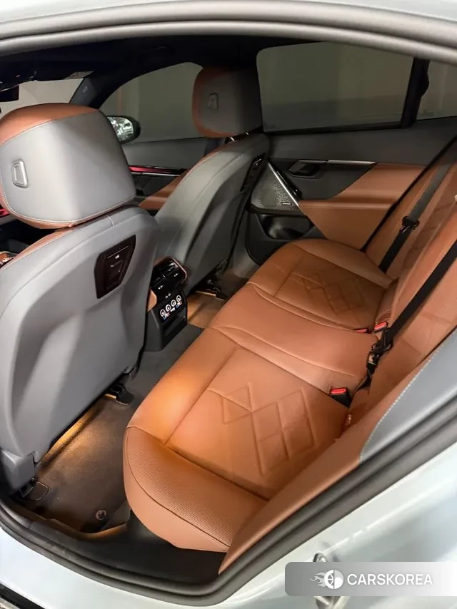 BMW 5 Series (G60) 2025 Цвет галактики из Кореи, фото 2