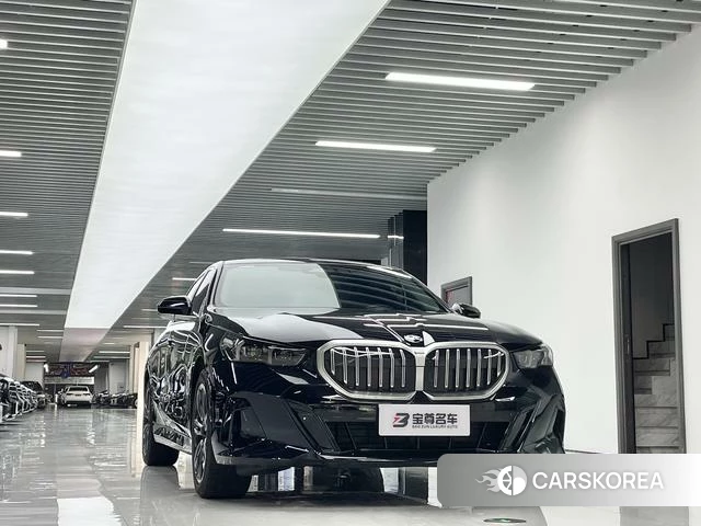 BMW 5 series 2025 Черный из Китая, фото 2