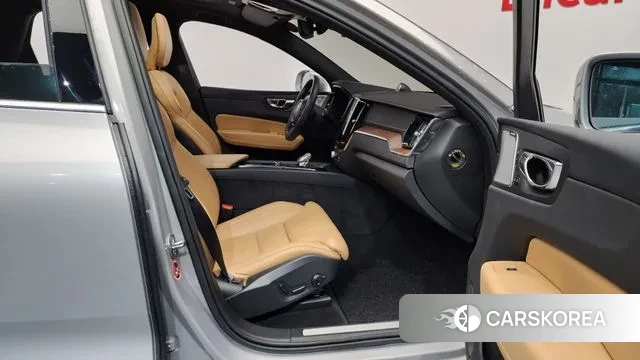 Volvo XC60 second Generation 2022 Серебристо-серый из Кореи, фото 2