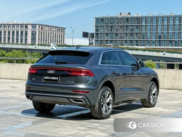 Audi Q8 2021 Темно-серый из Китая, фото 2