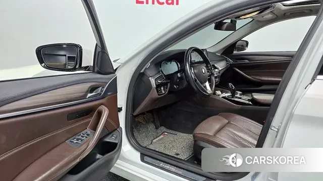 BMW 5 Series (G30) 2018 Белый из Кореи, фото 2