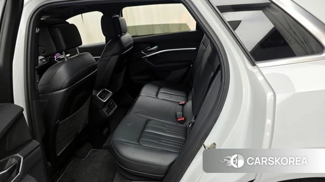 Audi e-Tron 2021 Белый из Кореи, фото 2