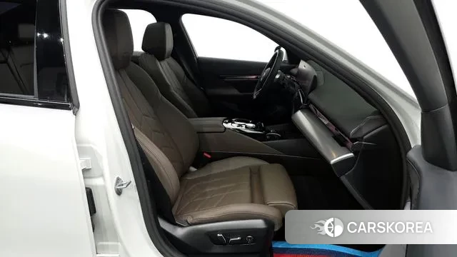 BMW 5 Series (G60) 2025 Белый из Кореи, фото 2