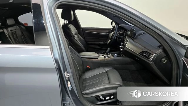 BMW 5 Series (G30) 2018 Серый из Кореи, фото 2