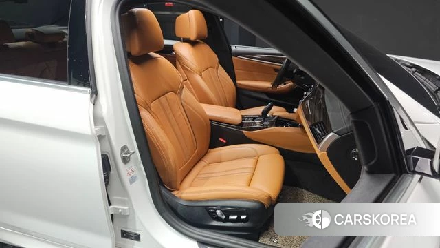 BMW 5 Series (G30) 2021 Белый из Кореи, фото 2
