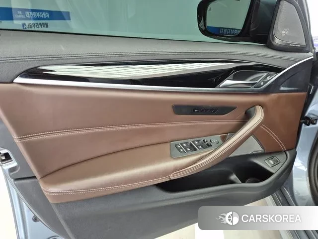 BMW 5 Series (G30) 2018 Цвет галактики из Кореи, фото 2