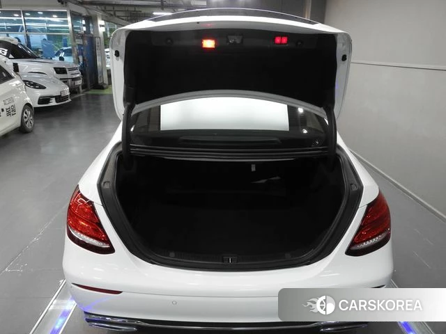 Mercedes-Benz E-Class W213 2018 Белый из Кореи, фото 2