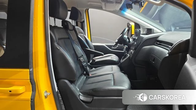 Hyundai Staria 2022 Желтый из Кореи, фото 2