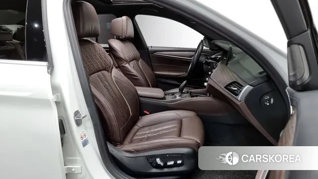 BMW 5 Series (G30) 2020 Белый из Кореи, фото 2