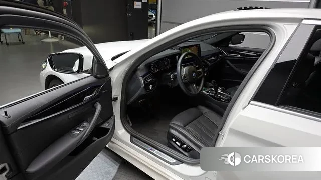 BMW 5 Series (G30) 2023 Белый из Кореи, фото 2