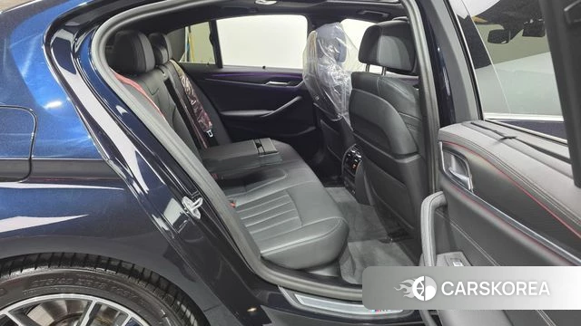 BMW 5 Series (G30) 2023 Черный из Кореи, фото 2